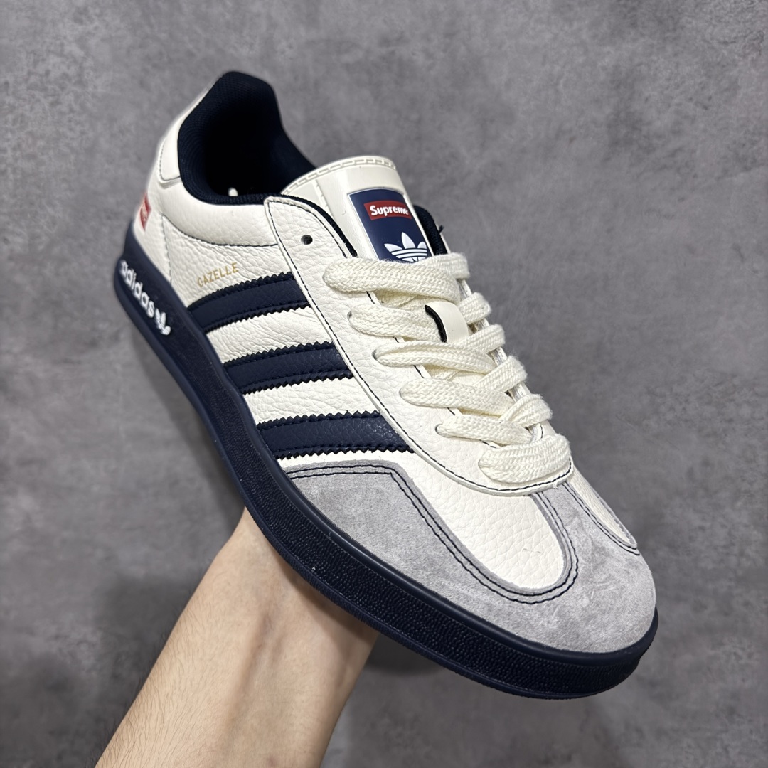 图片[3]-【定制版】Adidas originals GAZELLE INDOOR Indoor LV T头鞋 SUP联名 防滑耐磨轻便低帮板鞋 米白藏蓝 以柔软的皮革鞋面搭配耐磨橡胶外底，展现出复古与现代的融合。鞋面采用细腻纹理设计，搭配三条杠，尽显品牌经典。无论是运动场还是街头，这双鞋都能轻松驾驭。 货号： DM1234-003 尺码： 36 36.5 37 38 38.5 39 40 40.5 41 42 42.5 43 44 44.5 45-选品中心
