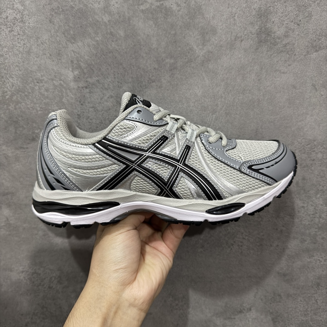 【公司级】Asics/亚瑟士 Gel Sekiran 防滑耐磨 缓震回弹 舒适轻便 支撑 跑鞋 ASICS的亚瑟士运动风尚系列又带来了新的惊喜，Gel Sekiran（凝胶赤炼）运动跑步鞋。这款鞋的设计灵感来自21世纪头十年和第二个十年发布的多款经典跑鞋，包括Gel Nimbus 13、Gel Cumulus 12和Gel Cumulus 17。经典鞋型的细节被巧妙地融入到这款鞋的覆面图案和网面构造中。而鞋底部分则采用了Gel Cumulus 17的鞋底系统，与复古风格的鞋面形成鲜明对比。中底采用FF BLAST™ PLUS ECO缓震材料，提供云感体验；TPU弹性体增强脚趾灵活性，橡胶发泡技术提升回弹性能。适用场景：大体重跑者或需要额外缓震支持的训练场景。 尺码： 36-45含半码 编码： AMB260270-选品中心