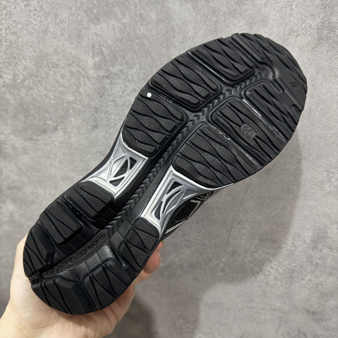 图片[9]-【公司级】Asics/亚瑟士 Gel Sekiran 防滑耐磨 缓震回弹 舒适轻便 支撑 跑鞋 ASICS的亚瑟士运动风尚系列又带来了新的惊喜，Gel Sekiran（凝胶赤炼）运动跑步鞋。这款鞋的设计灵感来自21世纪头十年和第二个十年发布的多款经典跑鞋，包括Gel Nimbus 13、Gel Cumulus 12和Gel Cumulus 17。经典鞋型的细节被巧妙地融入到这款鞋的覆面图案和网面构造中。而鞋底部分则采用了Gel Cumulus 17的鞋底系统，与复古风格的鞋面形成鲜明对比。中底采用FF BLAST™ PLUS ECO缓震材料，提供云感体验；TPU弹性体增强脚趾灵活性，橡胶发泡技术提升回弹性能。适用场景：大体重跑者或需要额外缓震支持的训练场景。 尺码： 36-45含半码 编码： AMB260270-选品中心