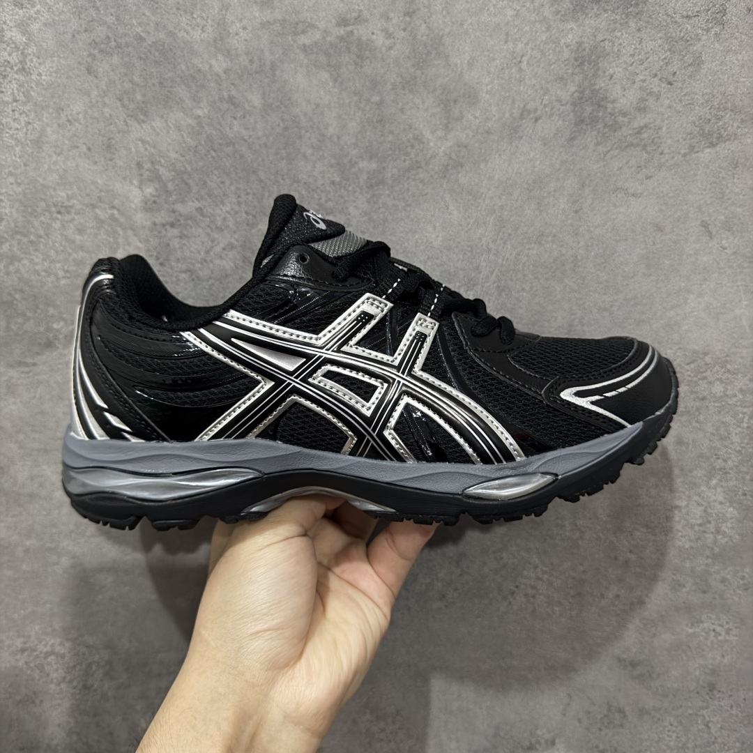【公司级】Asics/亚瑟士 Gel Sekiran 防滑耐磨 缓震回弹 舒适轻便 支撑 跑鞋 ASICS的亚瑟士运动风尚系列又带来了新的惊喜,Gel Sekiran(凝胶赤炼)运动跑步鞋。这款鞋的设计灵感来自21世纪头十年和第二个十年发布的多款经典跑鞋,包括Gel Nimbus 13、Gel Cumulus 12和Gel Cumulus 17。经典鞋型的细节被巧妙地融入到这款鞋的覆面图案和网面构造中。而鞋底部分则采用了Gel Cumulus 17的鞋底系统,与复古风格的鞋面形成鲜明对比。中底采用FF BLAST™ PLUS ECO缓震材料,提供云感体验;TPU弹性体增强脚趾灵活性,橡胶发泡技术提升回弹性能。适用场景:大体重跑者或需要额外缓震支持的训练场景。 尺码: 36-45含半码 编码: AMB260270-选品中心