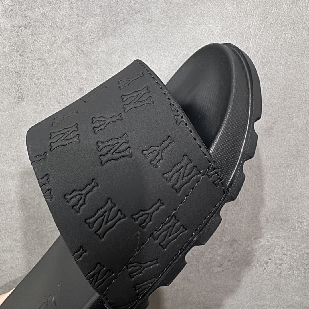 图片[6]-【公司级】MLB 夏季男女拖鞋 25年新款运动沙滩鞋复古老花满标一字拖 家居休闲凉拖鞋 鞋面材质很软很厚，上脚哇塞的舒服😌出去郊游，看电影，逛个街完全都是第一顺位💯下楼倒垃圾🗑️也是贼方便！主要还好看 尺码： 36-45含半码 编码： 131A170180-选品中心