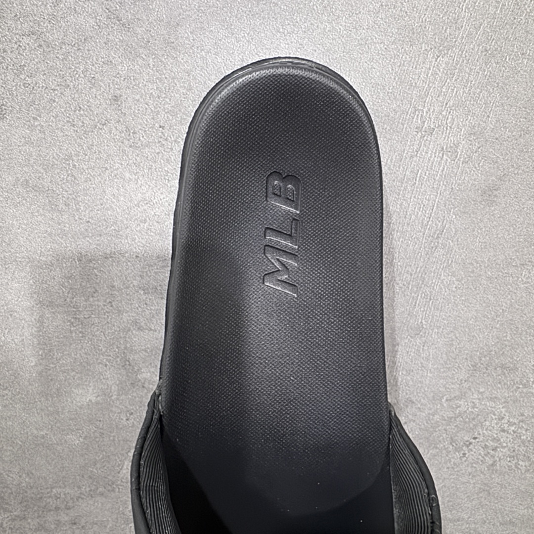 图片[7]-【公司级】MLB 夏季男女拖鞋 25年新款运动沙滩鞋复古老花满标一字拖 家居休闲凉拖鞋 鞋面材质很软很厚，上脚哇塞的舒服😌出去郊游，看电影，逛个街完全都是第一顺位💯下楼倒垃圾🗑️也是贼方便！主要还好看 尺码： 36-45含半码 编码： 131A170180-选品中心