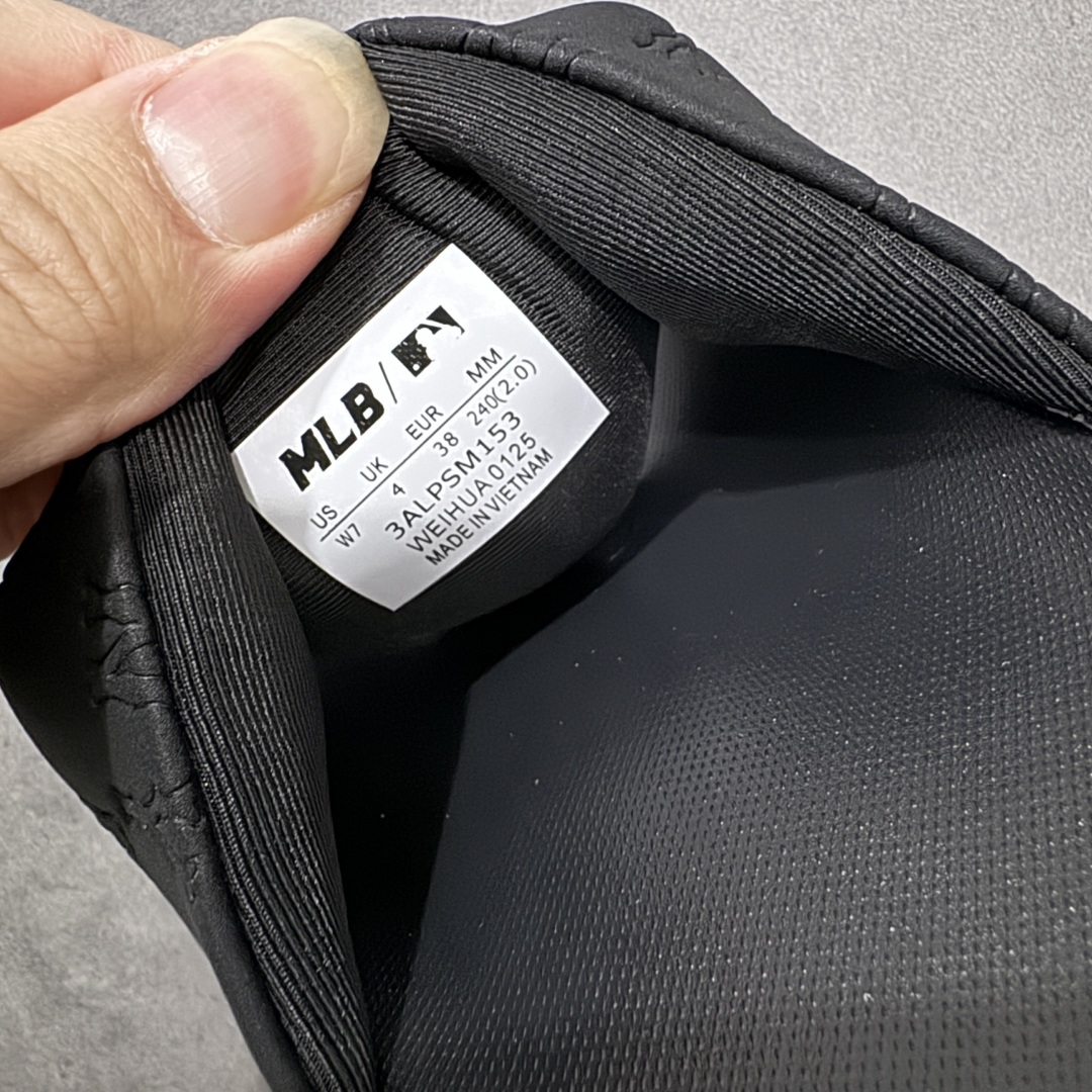 图片[8]-【公司级】MLB 夏季男女拖鞋 25年新款运动沙滩鞋复古老花满标一字拖 家居休闲凉拖鞋 鞋面材质很软很厚，上脚哇塞的舒服😌出去郊游，看电影，逛个街完全都是第一顺位💯下楼倒垃圾🗑️也是贼方便！主要还好看 尺码： 36-45含半码 编码： 131A170180-选品中心