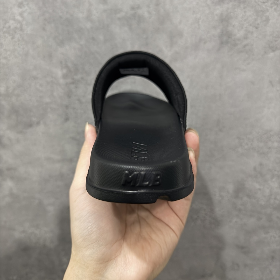 图片[4]-【公司级】MLB 夏季男女拖鞋 25年新款运动沙滩鞋复古老花满标一字拖 家居休闲凉拖鞋 鞋面材质很软很厚，上脚哇塞的舒服😌出去郊游，看电影，逛个街完全都是第一顺位💯下楼倒垃圾🗑️也是贼方便！主要还好看 尺码： 36-45含半码 编码： 131A170180-选品中心