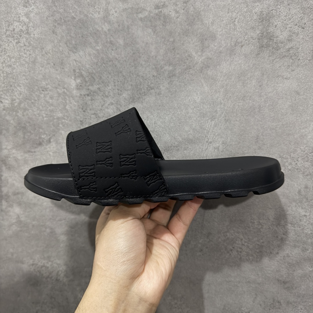 图片[2]-【公司级】MLB 夏季男女拖鞋 25年新款运动沙滩鞋复古老花满标一字拖 家居休闲凉拖鞋 鞋面材质很软很厚，上脚哇塞的舒服😌出去郊游，看电影，逛个街完全都是第一顺位💯下楼倒垃圾🗑️也是贼方便！主要还好看 尺码： 36-45含半码 编码： 131A170180-选品中心