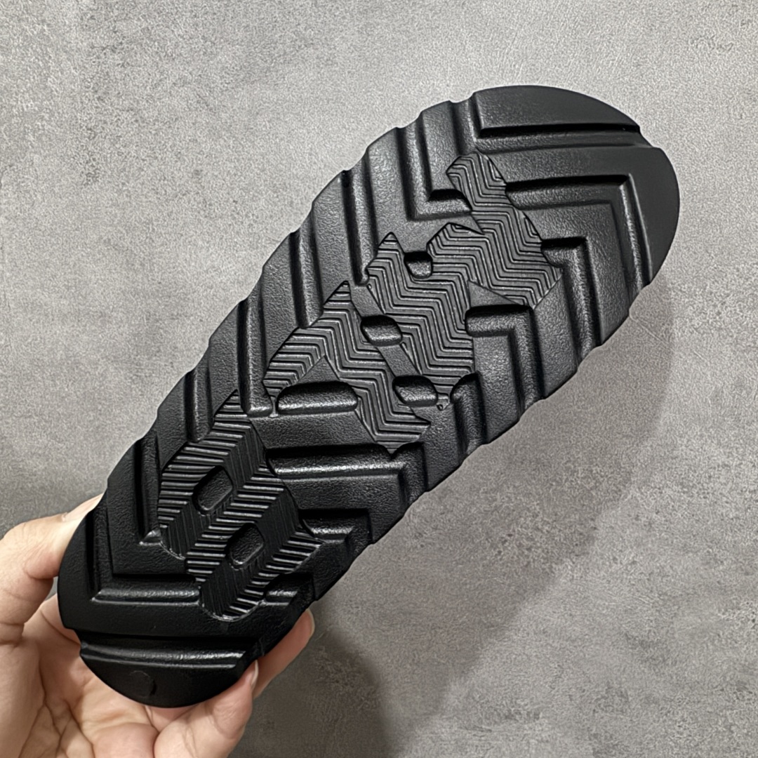 图片[9]-【公司级】MLB 夏季男女拖鞋 25年新款运动沙滩鞋复古老花满标一字拖 家居休闲凉拖鞋 鞋面材质很软很厚，上脚哇塞的舒服😌出去郊游，看电影，逛个街完全都是第一顺位💯下楼倒垃圾🗑️也是贼方便！主要还好看 尺码： 36-45含半码 编码： 131A170180-选品中心