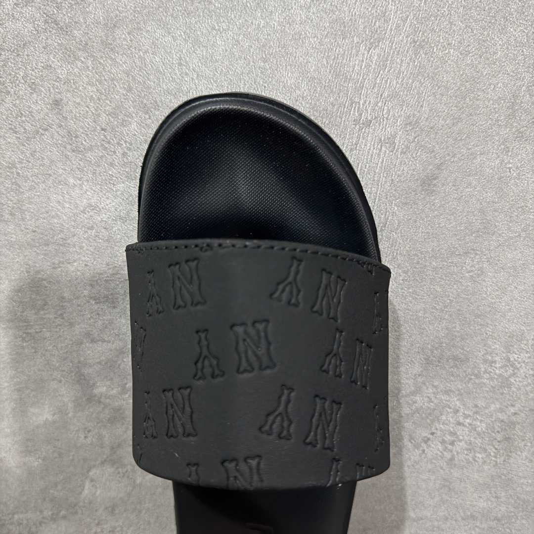 图片[5]-【公司级】MLB 夏季男女拖鞋 25年新款运动沙滩鞋复古老花满标一字拖 家居休闲凉拖鞋 鞋面材质很软很厚，上脚哇塞的舒服😌出去郊游，看电影，逛个街完全都是第一顺位💯下楼倒垃圾🗑️也是贼方便！主要还好看 尺码： 36-45含半码 编码： 131A170180-选品中心