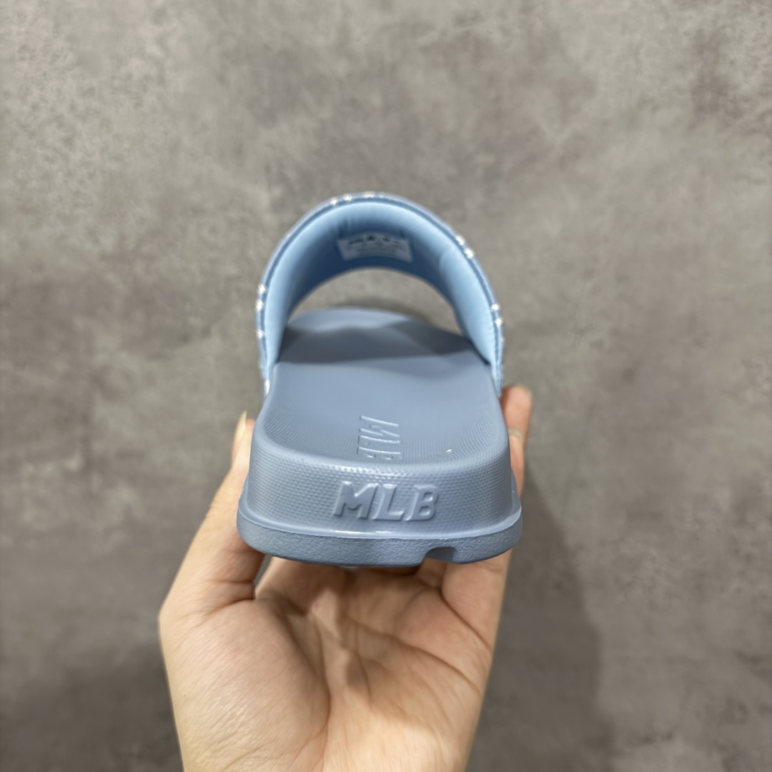 图片[4]-【公司级】MLB 夏季男女拖鞋 25年新款运动沙滩鞋复古老花满标一字拖 家居休闲凉拖鞋 鞋面材质很软很厚，上脚哇塞的舒服😌出去郊游，看电影，逛个街完全都是第一顺位💯下楼倒垃圾🗑️也是贼方便！主要还好看 尺码： 36-40含半码 编码： 131A170180-选品中心