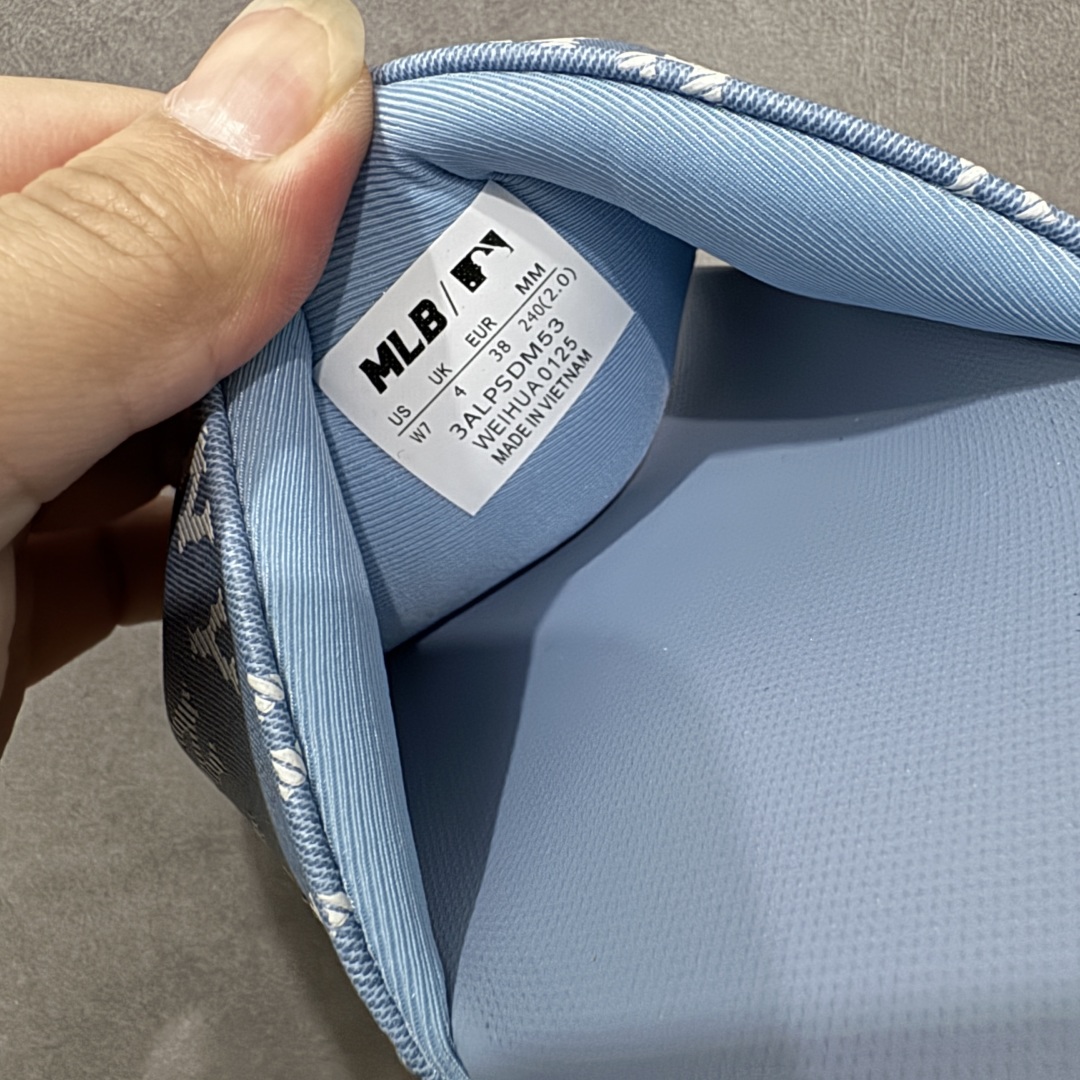 图片[8]-【公司级】MLB 夏季男女拖鞋 25年新款运动沙滩鞋复古老花满标一字拖 家居休闲凉拖鞋 鞋面材质很软很厚，上脚哇塞的舒服😌出去郊游，看电影，逛个街完全都是第一顺位💯下楼倒垃圾🗑️也是贼方便！主要还好看 尺码： 36-40含半码 编码： 131A170180-选品中心