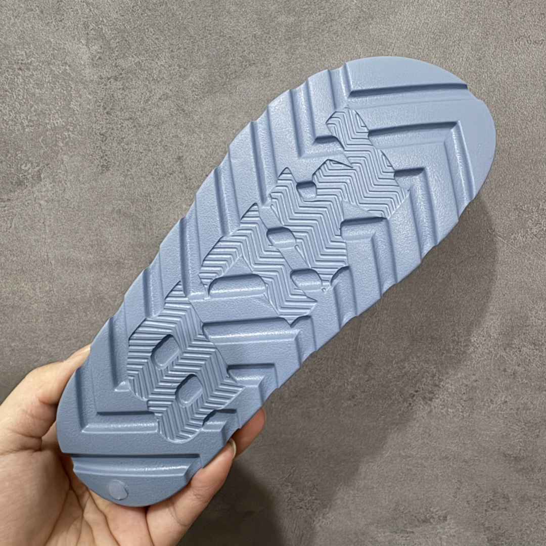 图片[9]-【公司级】MLB 夏季男女拖鞋 25年新款运动沙滩鞋复古老花满标一字拖 家居休闲凉拖鞋 鞋面材质很软很厚，上脚哇塞的舒服😌出去郊游，看电影，逛个街完全都是第一顺位💯下楼倒垃圾🗑️也是贼方便！主要还好看 尺码： 36-40含半码 编码： 131A170180-选品中心