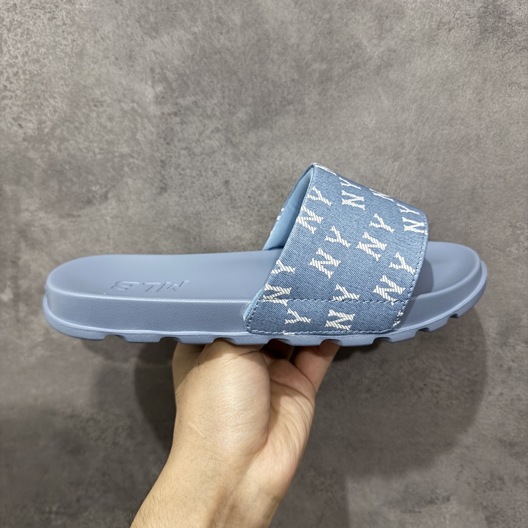 【公司级】MLB 夏季男女拖鞋 25年新款运动沙滩鞋复古老花满标一字拖 家居休闲凉拖鞋 鞋面材质很软很厚,上脚哇塞的舒服😌出去郊游,看电影,逛个街完全都是第一顺位💯下楼倒垃圾🗑️也是贼方便!主要还好看 尺码: 36-40含半码 编码: 131A170180-选品中心