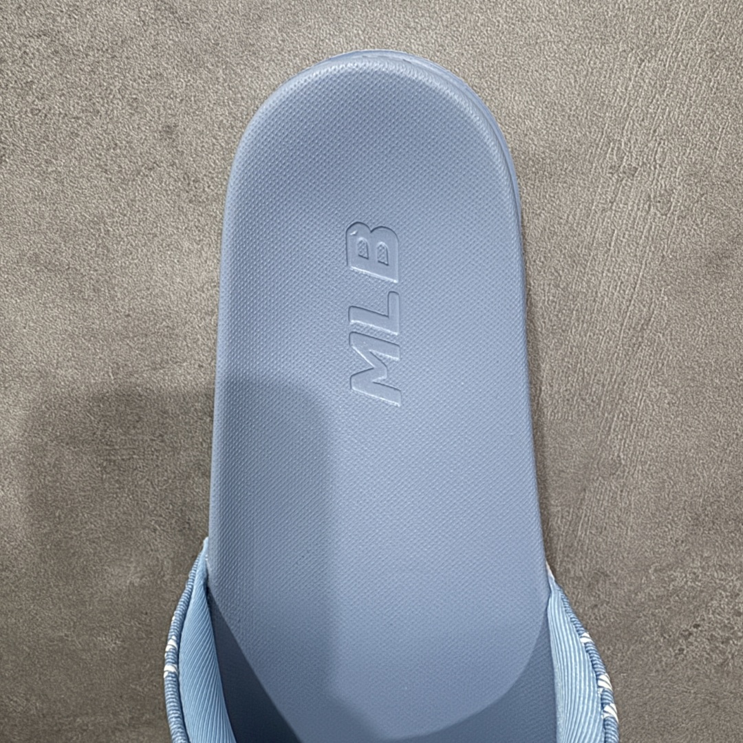 图片[7]-【公司级】MLB 夏季男女拖鞋 25年新款运动沙滩鞋复古老花满标一字拖 家居休闲凉拖鞋 鞋面材质很软很厚，上脚哇塞的舒服😌出去郊游，看电影，逛个街完全都是第一顺位💯下楼倒垃圾🗑️也是贼方便！主要还好看 尺码： 36-40含半码 编码： 131A170180-选品中心