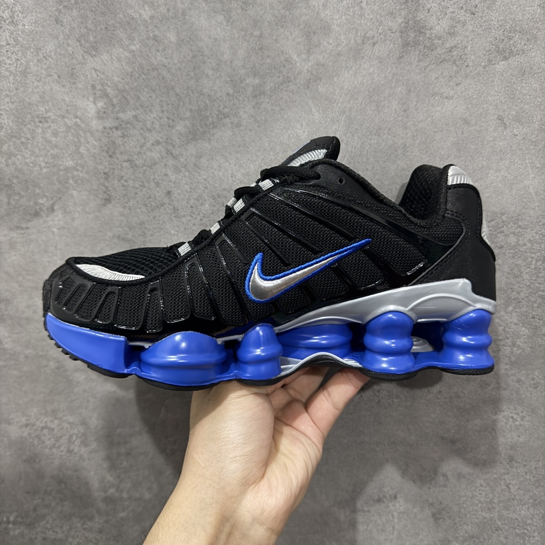 图片[2]-【公司级】Nike Shox TL 气垫弹簧鞋系列 最令人瞩目的便是它那标志性的气柱底设计！这可是Nike家专利的科技，通过分布在鞋底的多个气柱，有效吸收跑步时的冲击力，提供更佳的脚感和支撑。不管你是极速冲刺还是悠闲慢跑，都能感受到脚底的舒适与弹性 时尚的同时给予脚踝更大自由度，跑步时不再感到束缚。同时，银灰色调既百搭又显高级，让你无论是穿着运动服还是日常休闲装，都能轻松驾驭，展现自我风采 货号：CN0151-004 尺码：40-45-选品中心