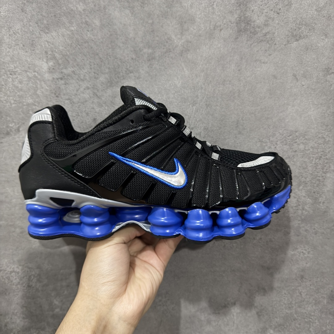 【公司级】Nike Shox TL 气垫弹簧鞋系列 最令人瞩目的便是它那标志性的气柱底设计！这可是Nike家专利的科技，通过分布在鞋底的多个气柱，有效吸收跑步时的冲击力，提供更佳的脚感和支撑。不管你是极速冲刺还是悠闲慢跑，都能感受到脚底的舒适与弹性 时尚的同时给予脚踝更大自由度，跑步时不再感到束缚。同时，银灰色调既百搭又显高级，让你无论是穿着运动服还是日常休闲装，都能轻松驾驭，展现自我风采 货号：CN0151-004 尺码：40-45-选品中心