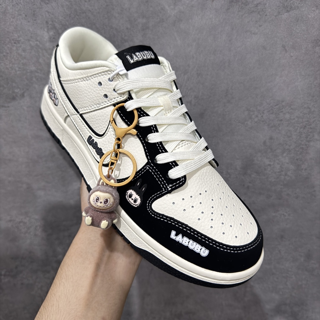 图片[3]-【定制版】Nike SB Dunk Low “labubu拉布布联名—米白黑呲牙印花” 高端定制 低帮休闲板鞋 定制鞋盒 大厂纯原品质出货 超高清洁度 皮料切割干净无任何毛边 细节完美 货号：DS6608-010 尺码：36 36.5 37.5 38 38.5 39 40 40.5 41 42 42.5 43 44 44.5 45 编码：QFB310320-选品中心