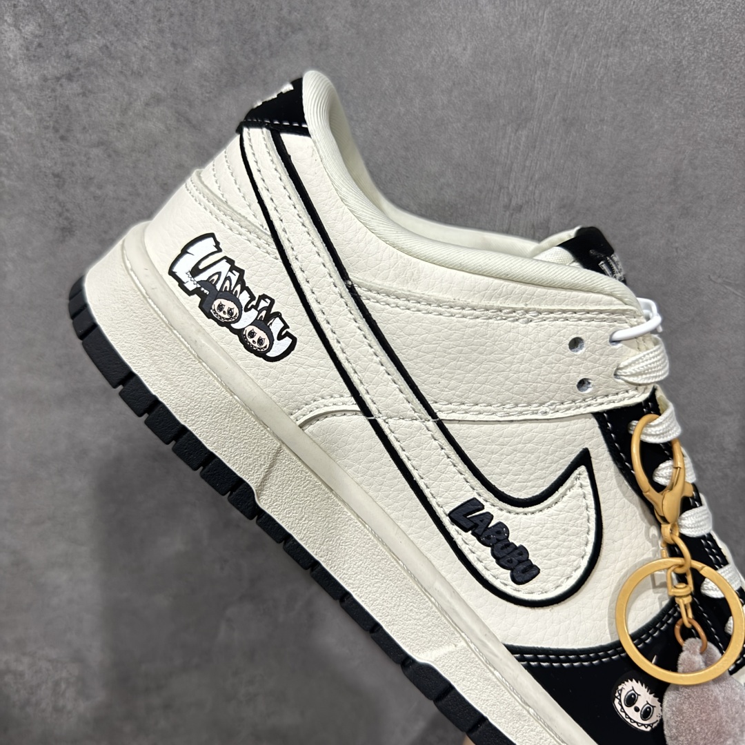 图片[7]-【定制版】Nike SB Dunk Low “labubu拉布布联名—米白黑呲牙印花” 高端定制 低帮休闲板鞋 定制鞋盒 大厂纯原品质出货 超高清洁度 皮料切割干净无任何毛边 细节完美 货号：DS6608-010 尺码：36 36.5 37.5 38 38.5 39 40 40.5 41 42 42.5 43 44 44.5 45 编码：QFB310320-选品中心