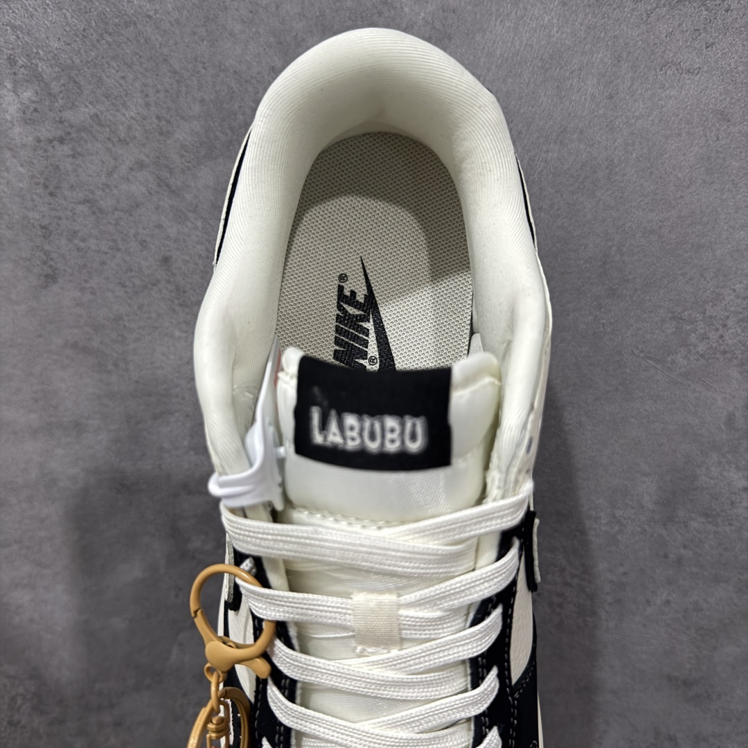 图片[8]-【定制版】Nike SB Dunk Low “labubu拉布布联名—米白黑呲牙印花” 高端定制 低帮休闲板鞋 定制鞋盒 大厂纯原品质出货 超高清洁度 皮料切割干净无任何毛边 细节完美 货号：DS6608-010 尺码：36 36.5 37.5 38 38.5 39 40 40.5 41 42 42.5 43 44 44.5 45 编码：QFB310320-选品中心