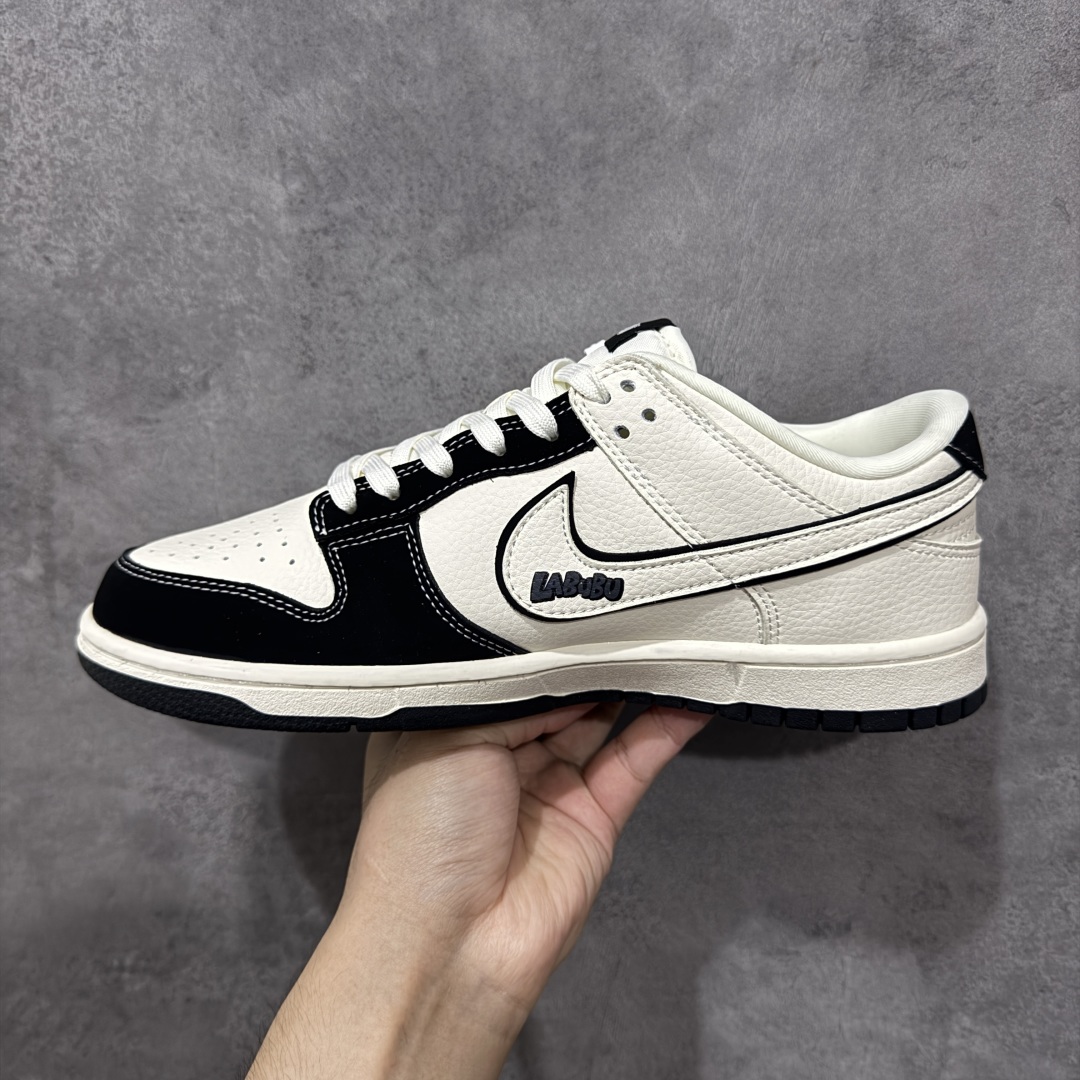 图片[2]-【定制版】Nike SB Dunk Low “labubu拉布布联名—米白黑呲牙印花” 高端定制 低帮休闲板鞋 定制鞋盒 大厂纯原品质出货 超高清洁度 皮料切割干净无任何毛边 细节完美 货号：DS6608-010 尺码：36 36.5 37.5 38 38.5 39 40 40.5 41 42 42.5 43 44 44.5 45 编码：QFB310320-选品中心