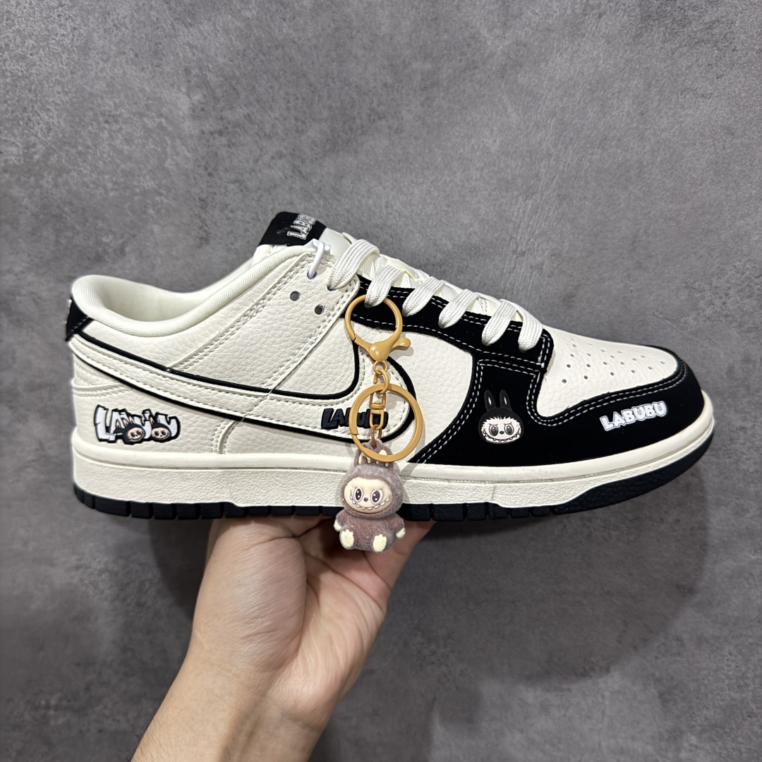 【定制版】Nike SB Dunk Low “labubu拉布布联名---米白黑呲牙印花” 高端定制 低帮休闲板鞋 定制鞋盒 大厂纯原品质出货 超高清洁度 皮料切割干净无任何毛边 细节完美 货号:DS6608-010 尺码:36 36.5 37.5 38 38.5 39 40 40.5 41 42 42.5 43 44 44.5 45 编码:QFB310320-选品中心