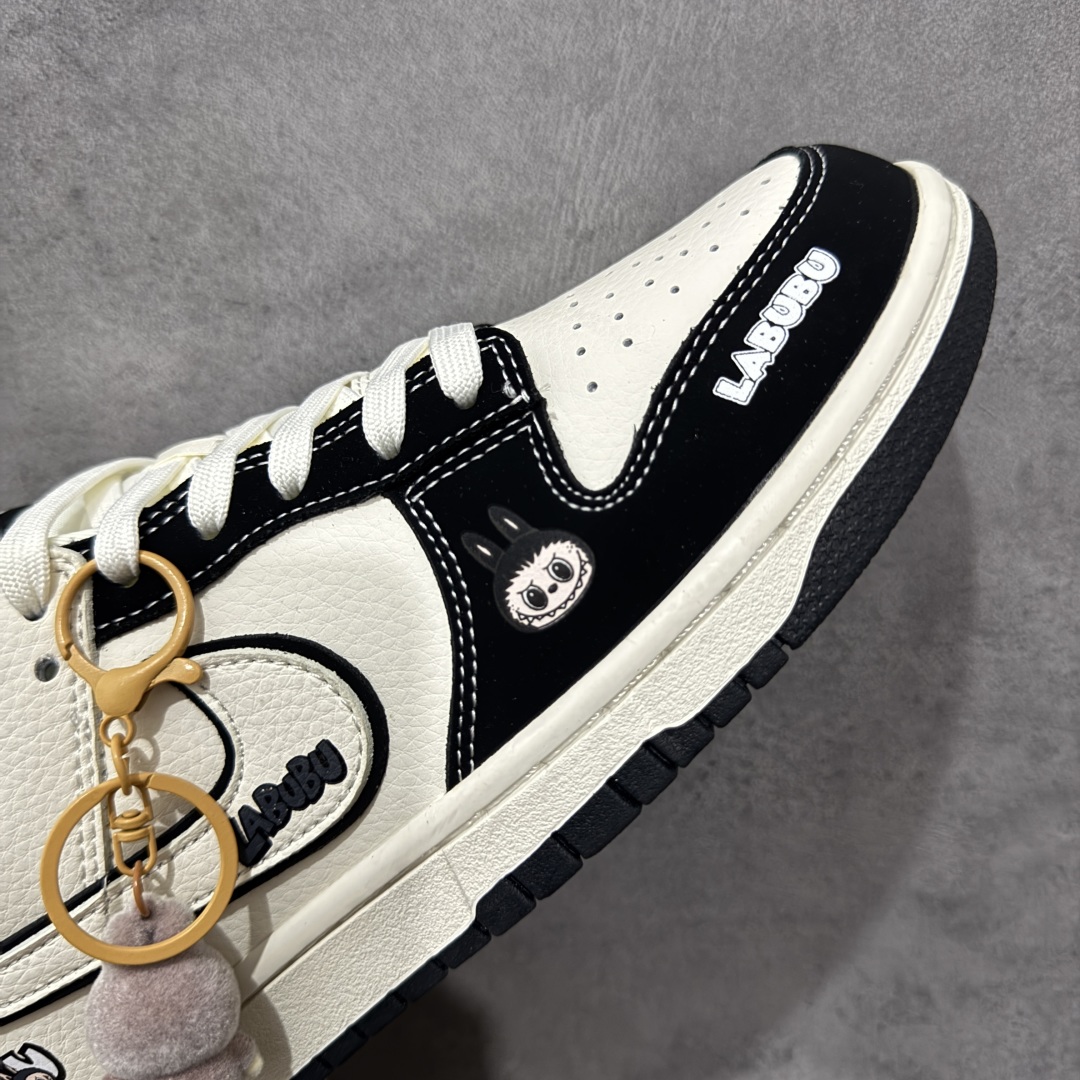 图片[6]-【定制版】Nike SB Dunk Low “labubu拉布布联名—米白黑呲牙印花” 高端定制 低帮休闲板鞋 定制鞋盒 大厂纯原品质出货 超高清洁度 皮料切割干净无任何毛边 细节完美 货号：DS6608-010 尺码：36 36.5 37.5 38 38.5 39 40 40.5 41 42 42.5 43 44 44.5 45 编码：QFB310320-选品中心