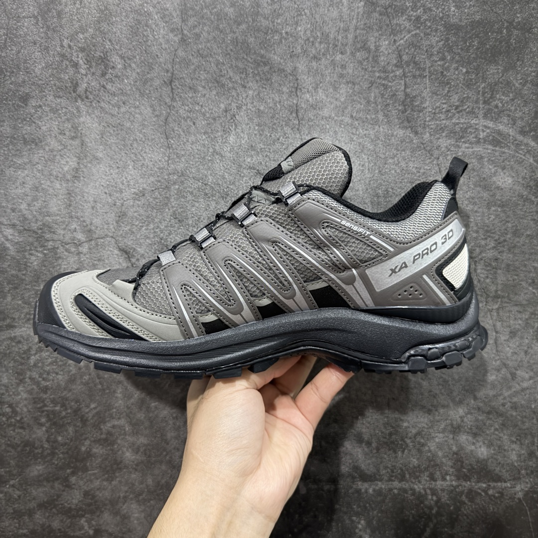 图片[2]-【巅峰版】SALOMON XA Pro 3D 灰黑色 475875 萨洛蒙潮流越野机能户外功能鞋 纯原外贸平台特供订单 耗时半年巨作 全套原纸板楦头开发 原厂特供网布配套加持 确保原汁原味 完美呈现版型 原档数据独家私模五层组合大底 男女鞋同步官方开发 原装Ortholite轻量化鞋垫 中底布带钢印编号 原厂TPU锁扣 进口港宝加持 后跟自然饱满 还原公司包裹性 鞋面采用SENSIFT贴合技术 全方位贴合包裹脚型 鞋跟部鞋底牵引设计 提供强大的抓地性能 更适应野外崎岖不平的道路 其3D ADVANCED CHASSIS底盘 材料轻量大化 钉齿设计更具稳定性 防护性 鞋底易磨损区运用CONTAGRIP高耐磨材料 应对城市硬质路面长距离跑考验 尺码：36 36.5 37.5 38 38.5 39 40 40.5 41 42 42.5 43 44 44.5 45-选品中心