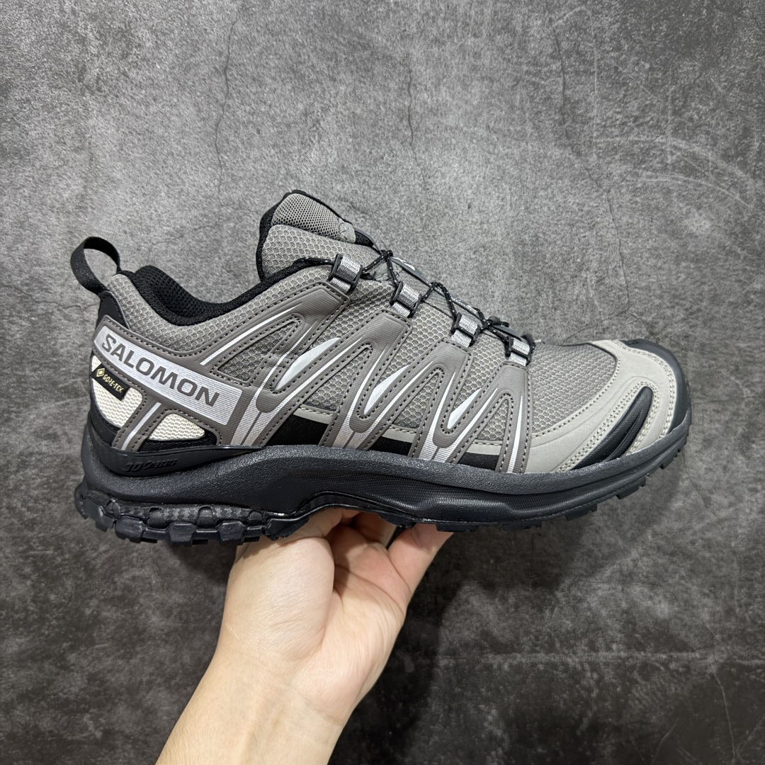 【巅峰版】SALOMON XA Pro 3D 灰黑色 475875 萨洛蒙潮流越野机能户外功能鞋 纯原外贸平台特供订单 耗时半年巨作 全套原纸板楦头开发 原厂特供网布配套加持 确保原汁原味 完美呈现版型 原档数据独家私模五层组合大底 男女鞋同步官方开发 原装Ortholite轻量化鞋垫 中底布带钢印编号 原厂TPU锁扣 进口港宝加持 后跟自然饱满 还原公司包裹性 鞋面采用SENSIFT贴合技术 全方位贴合包裹脚型 鞋跟部鞋底牵引设计 提供强大的抓地性能 更适应野外崎岖不平的道路 其3D ADVANCED CHASSIS底盘 材料轻量大化 钉齿设计更具稳定性 防护性 鞋底易磨损区运用CONTAGRIP高耐磨材料 应对城市硬质路面长距离跑考验 尺码:36 36.5 37.5 38 38.5 39 40 40.5 41 42 42.5 43 44 44.5 45-选品中心