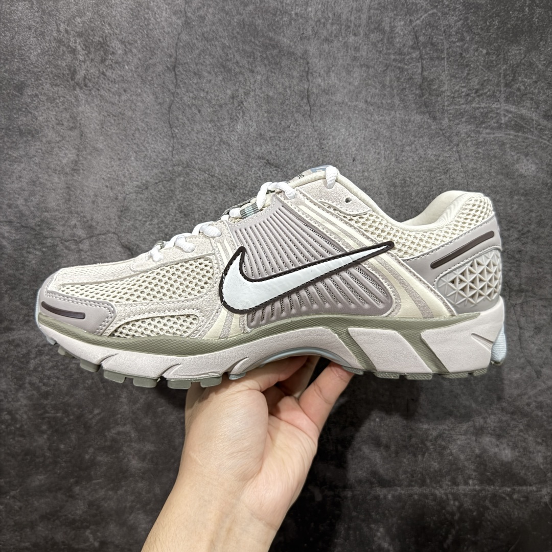  
【纯原】NK Zoom Vomero 5 
佛莫罗5代系列经典复古运动慢跑鞋 FZ3653-104
