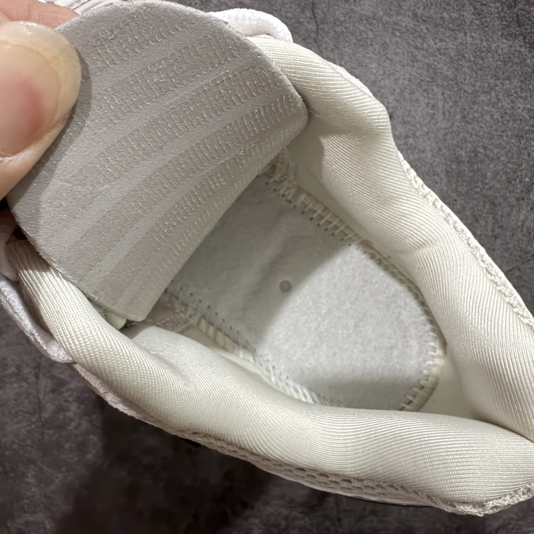 【纯原】NK Zoom Vomero 5
佛莫罗5代系列经典复古运动慢跑鞋 FZ3653-104