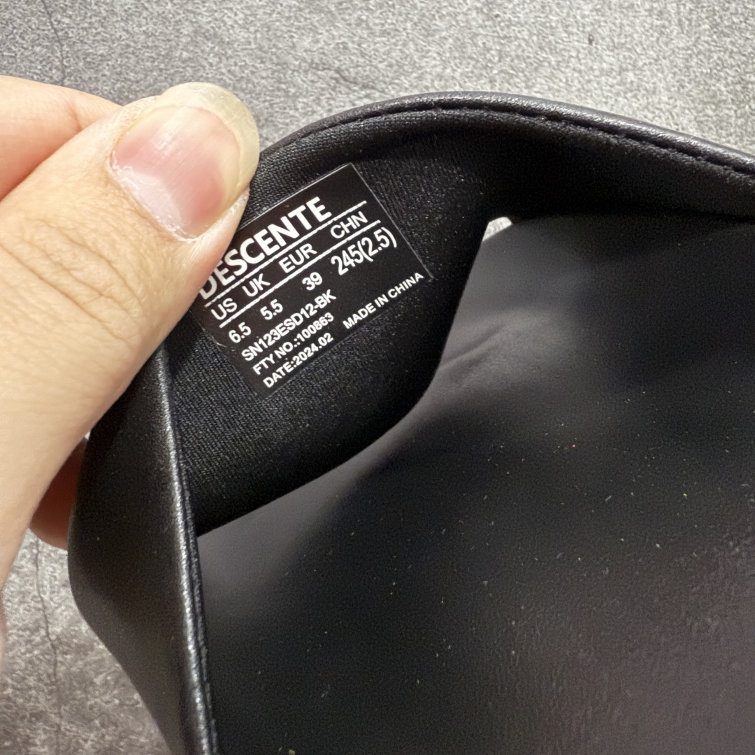  
【莞产纯原】迪桑特DESCENTE Lcing Nars 
百搭柔软 防滑一字拖鞋 
中底设计提供更