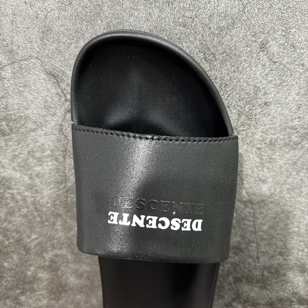  
【莞产纯原】迪桑特DESCENTE Lcing Nars 
百搭柔软 防滑一字拖鞋 
中底设计提供更