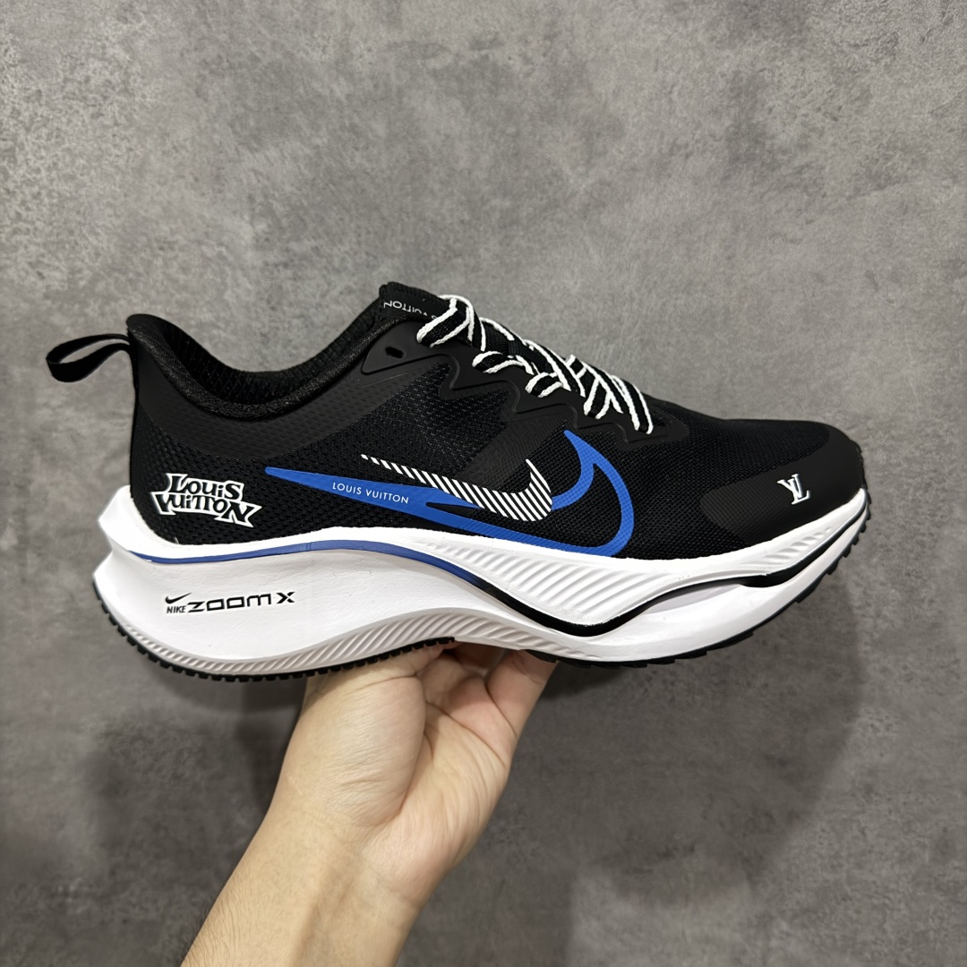  
【定制版】NIKE ZOOM PLUS 全新跑鞋
采用密度更高的材料
而且去除了前一代中操作的支撑 