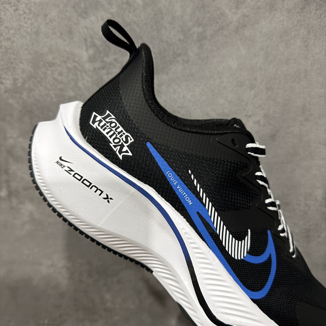  
【定制版】NIKE ZOOM PLUS 全新跑鞋
采用密度更高的材料
而且去除了前一代中操作的支撑 