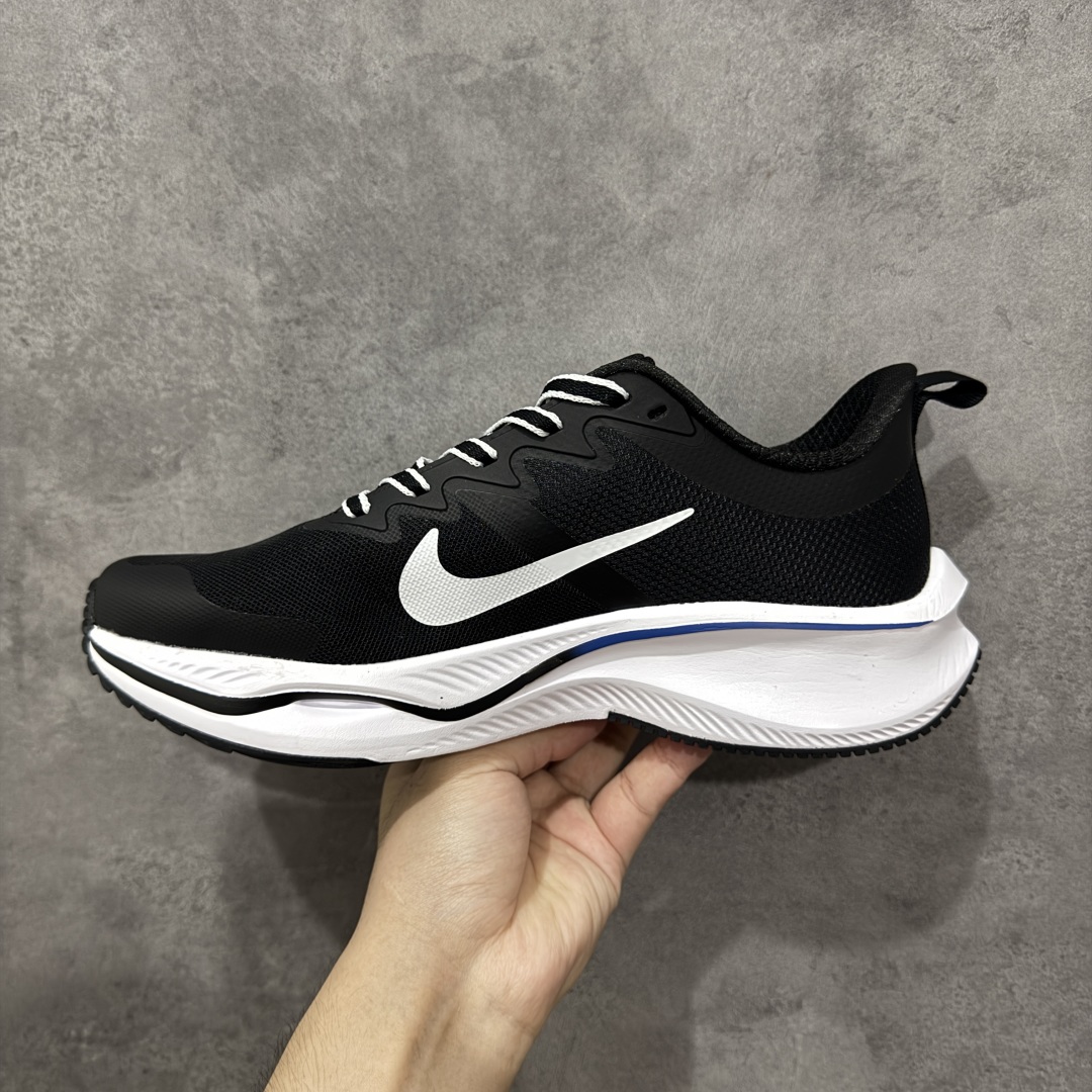  
【定制版】NIKE ZOOM PLUS 全新跑鞋
采用密度更高的材料
而且去除了前一代中操作的支撑 