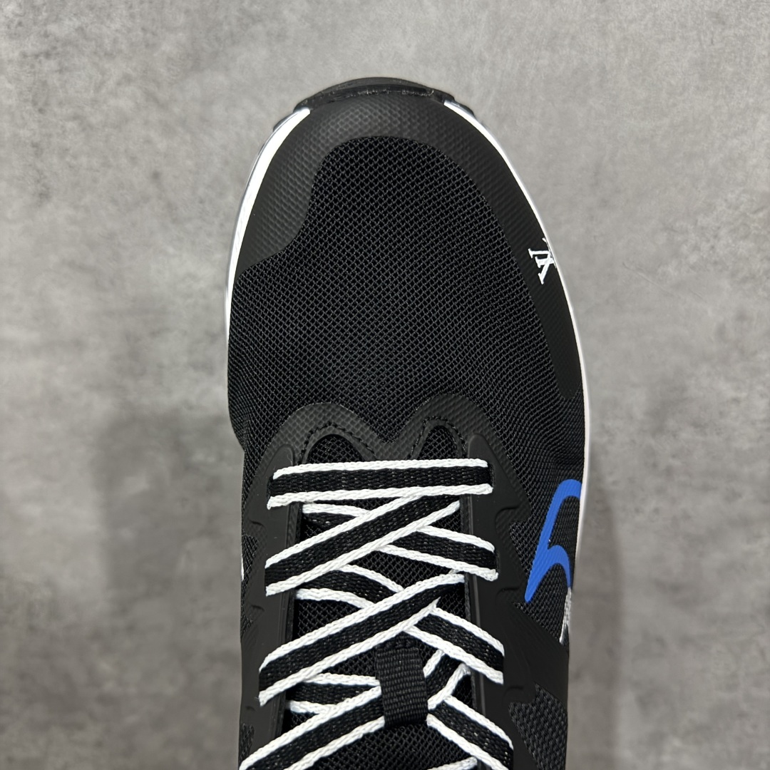  
【定制版】NIKE ZOOM PLUS 全新跑鞋
采用密度更高的材料
而且去除了前一代中操作的支撑 