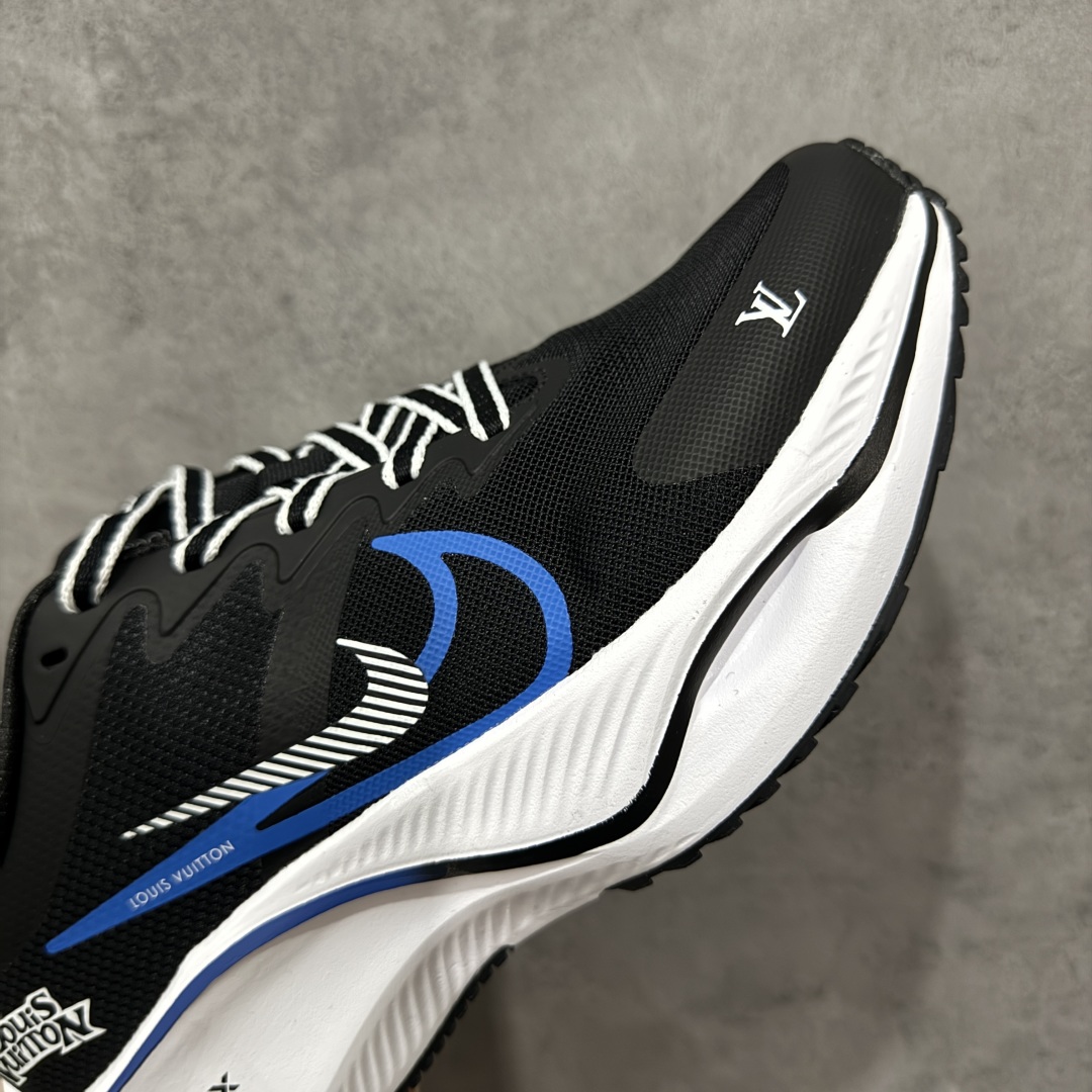  
【定制版】NIKE ZOOM PLUS 全新跑鞋
采用密度更高的材料
而且去除了前一代中操作的支撑 