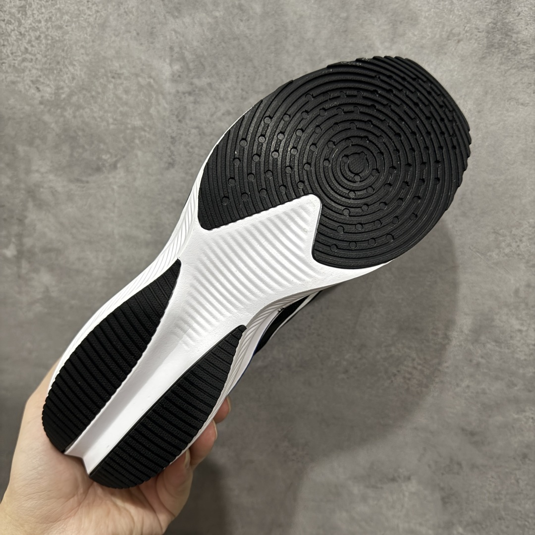  
【定制版】NIKE ZOOM PLUS 全新跑鞋
采用密度更高的材料
而且去除了前一代中操作的支撑 