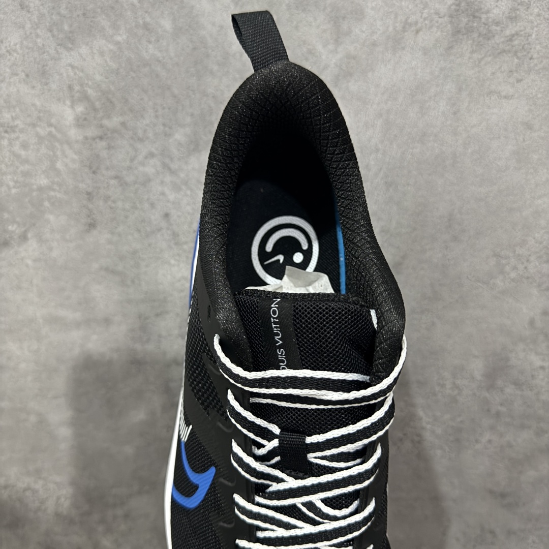  
【定制版】NIKE ZOOM PLUS 全新跑鞋
采用密度更高的材料
而且去除了前一代中操作的支撑 