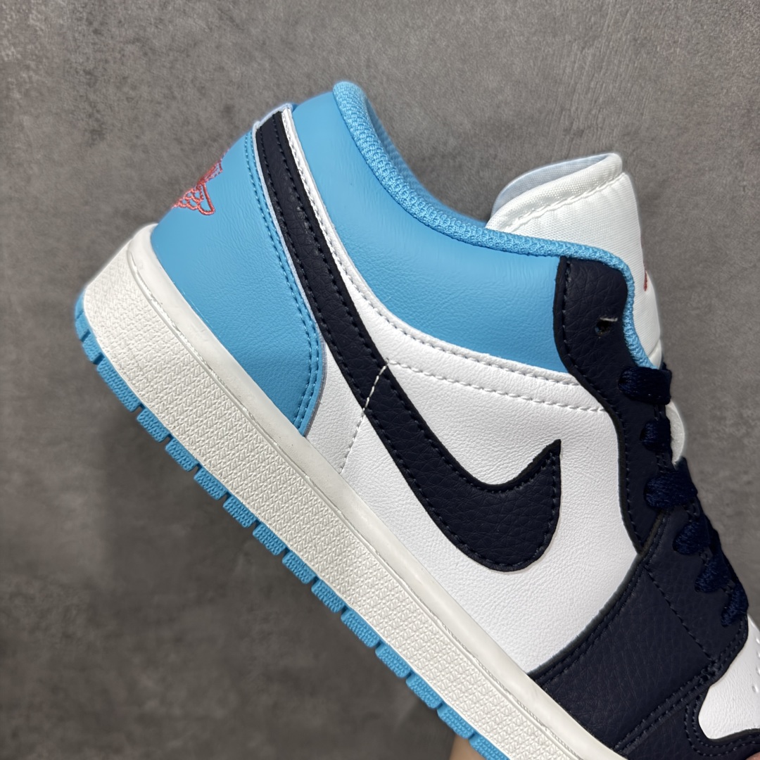 图片[7]-【S版性价比】Air Jordan 1 Low 白蓝 AJ1乔1低帮休闲板鞋 同步官方配色 头层皮打造 原鞋原档案开发 原档冲孔鞋头 正确满胶鞋垫 四线拉帮 原厂织唛标 鞋舌高弹海绵填充。 货号：553558 149 尺码： 36 36.5 37.5 38 38.5 39 40 40.5 41 42 42.5 43 44 45 46-选品中心