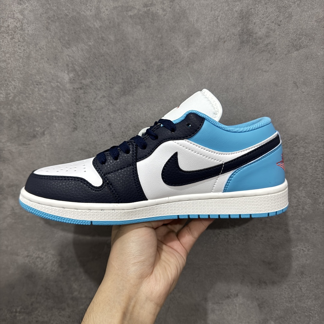 图片[2]-【S版性价比】Air Jordan 1 Low 白蓝 AJ1乔1低帮休闲板鞋 同步官方配色 头层皮打造 原鞋原档案开发 原档冲孔鞋头 正确满胶鞋垫 四线拉帮 原厂织唛标 鞋舌高弹海绵填充。 货号：553558 149 尺码： 36 36.5 37.5 38 38.5 39 40 40.5 41 42 42.5 43 44 45 46-选品中心