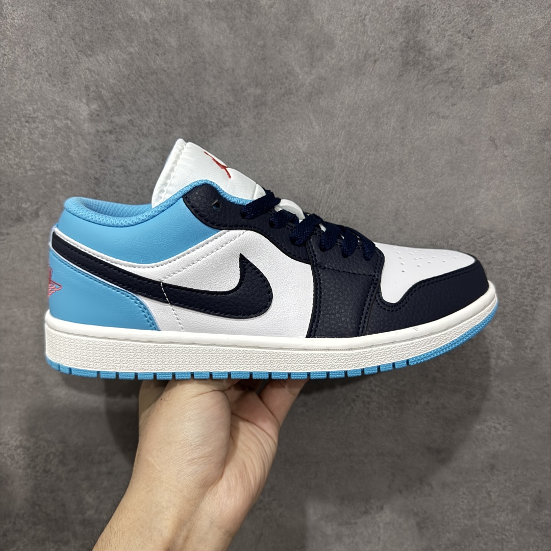 【S版性价比】Air Jordan 1 Low 白蓝 AJ1乔1低帮休闲板鞋 同步官方配色 头层皮打造 原鞋原档案开发 原档冲孔鞋头 正确满胶鞋垫 四线拉帮 原厂织唛标 鞋舌高弹海绵填充。 货号:553558 149 尺码: 36 36.5 37.5 38 38.5 39 40 40.5 41 42 42.5 43 44 45 46-选品中心