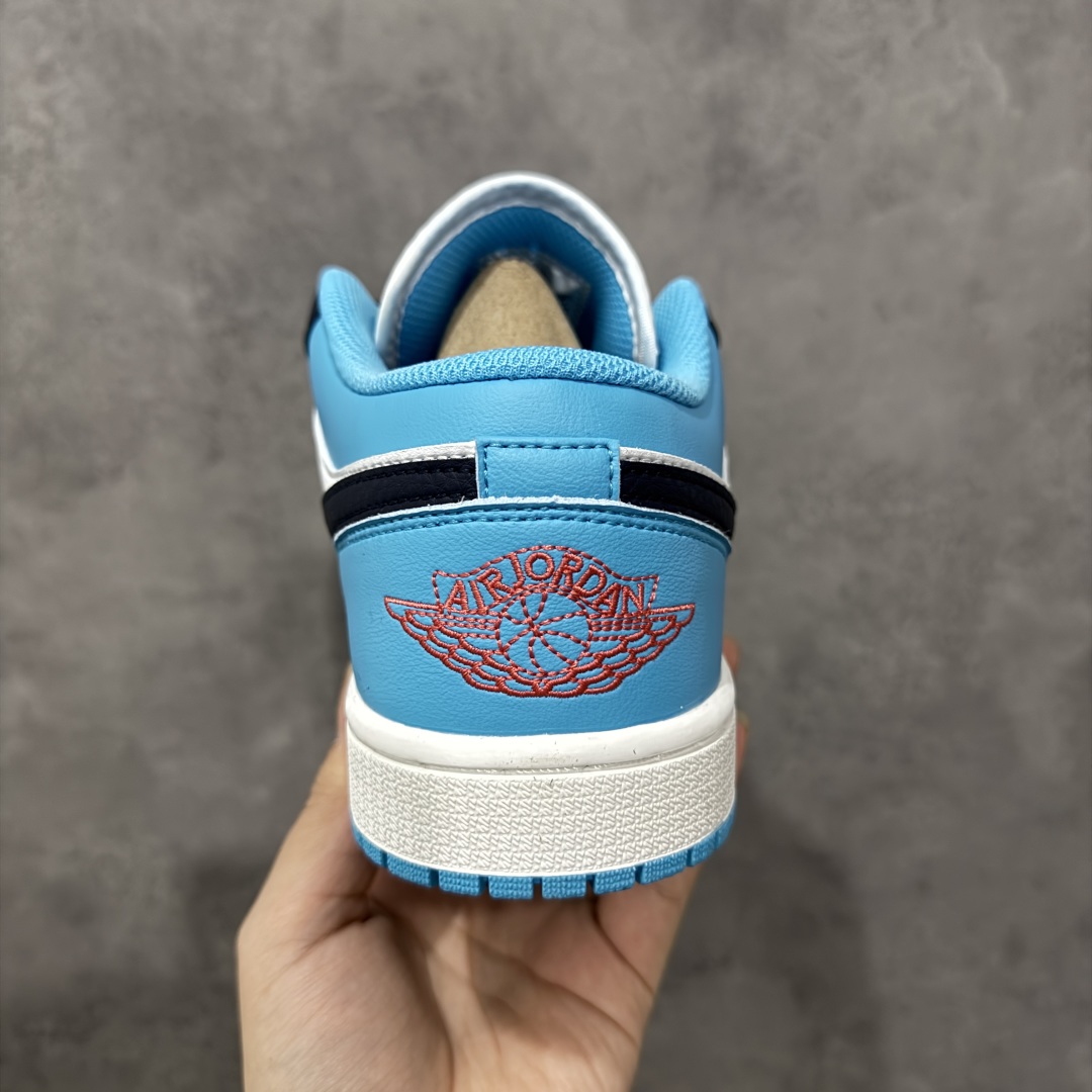 图片[4]-【S版性价比】Air Jordan 1 Low 白蓝 AJ1乔1低帮休闲板鞋 同步官方配色 头层皮打造 原鞋原档案开发 原档冲孔鞋头 正确满胶鞋垫 四线拉帮 原厂织唛标 鞋舌高弹海绵填充。 货号：553558 149 尺码： 36 36.5 37.5 38 38.5 39 40 40.5 41 42 42.5 43 44 45 46-选品中心
