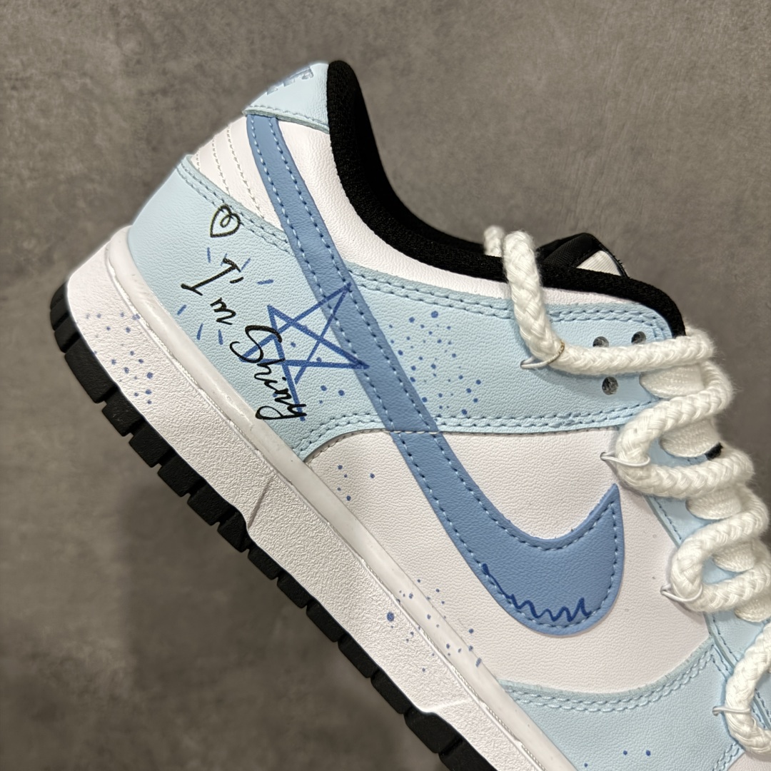 图片[7]-【YC纯原】Nike Dunk Low 星辰大海 蓝白 此款鞋身采用纯白皮革打造，浅蓝白渐变如海天交界，自带清爽滤镜。雾霾蓝颜料点从鞋头溅射至后跟，密度渐变如星系尘埃。后跟压印星芒涂鸦点缀，用闪光态度宣告存在感。经典熊猫底撞色设计，洒落不规则白斑点，模拟星空噪点，完善整体设计。 货号： DD1503-101 尺码： 36 36.5 37.5 38 38.5 39 40 40.5 41 42 42.5 43 44-选品中心