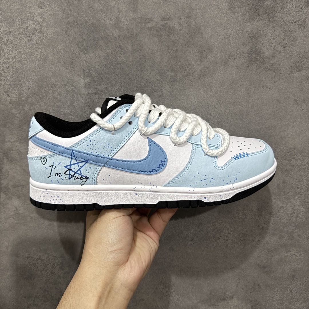 【YC纯原】Nike Dunk Low 星辰大海 蓝白 此款鞋身采用纯白皮革打造,浅蓝白渐变如海天交界,自带清爽滤镜。雾霾蓝颜料点从鞋头溅射至后跟,密度渐变如星系尘埃。后跟压印星芒涂鸦点缀,用闪光态度宣告存在感。经典熊猫底撞色设计,洒落不规则白斑点,模拟星空噪点,完善整体设计。 货号: DD1503-101 尺码: 36 36.5 37.5 38 38.5 39 40 40.5 41 42 42.5 43 44-选品中心