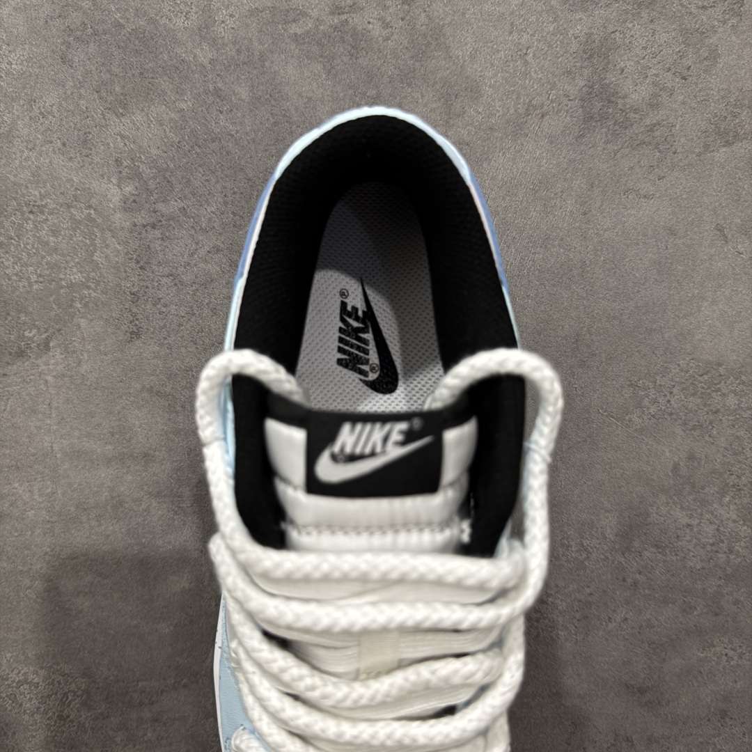 图片[8]-【YC纯原】Nike Dunk Low 星辰大海 蓝白 此款鞋身采用纯白皮革打造，浅蓝白渐变如海天交界，自带清爽滤镜。雾霾蓝颜料点从鞋头溅射至后跟，密度渐变如星系尘埃。后跟压印星芒涂鸦点缀，用闪光态度宣告存在感。经典熊猫底撞色设计，洒落不规则白斑点，模拟星空噪点，完善整体设计。 货号： DD1503-101 尺码： 36 36.5 37.5 38 38.5 39 40 40.5 41 42 42.5 43 44-选品中心