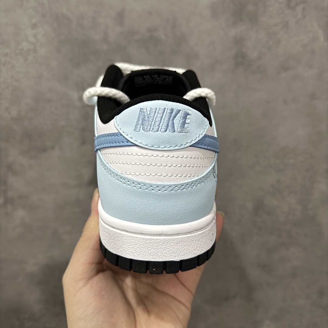 图片[4]-【YC纯原】Nike Dunk Low 星辰大海 蓝白 此款鞋身采用纯白皮革打造，浅蓝白渐变如海天交界，自带清爽滤镜。雾霾蓝颜料点从鞋头溅射至后跟，密度渐变如星系尘埃。后跟压印星芒涂鸦点缀，用闪光态度宣告存在感。经典熊猫底撞色设计，洒落不规则白斑点，模拟星空噪点，完善整体设计。 货号： DD1503-101 尺码： 36 36.5 37.5 38 38.5 39 40 40.5 41 42 42.5 43 44-选品中心