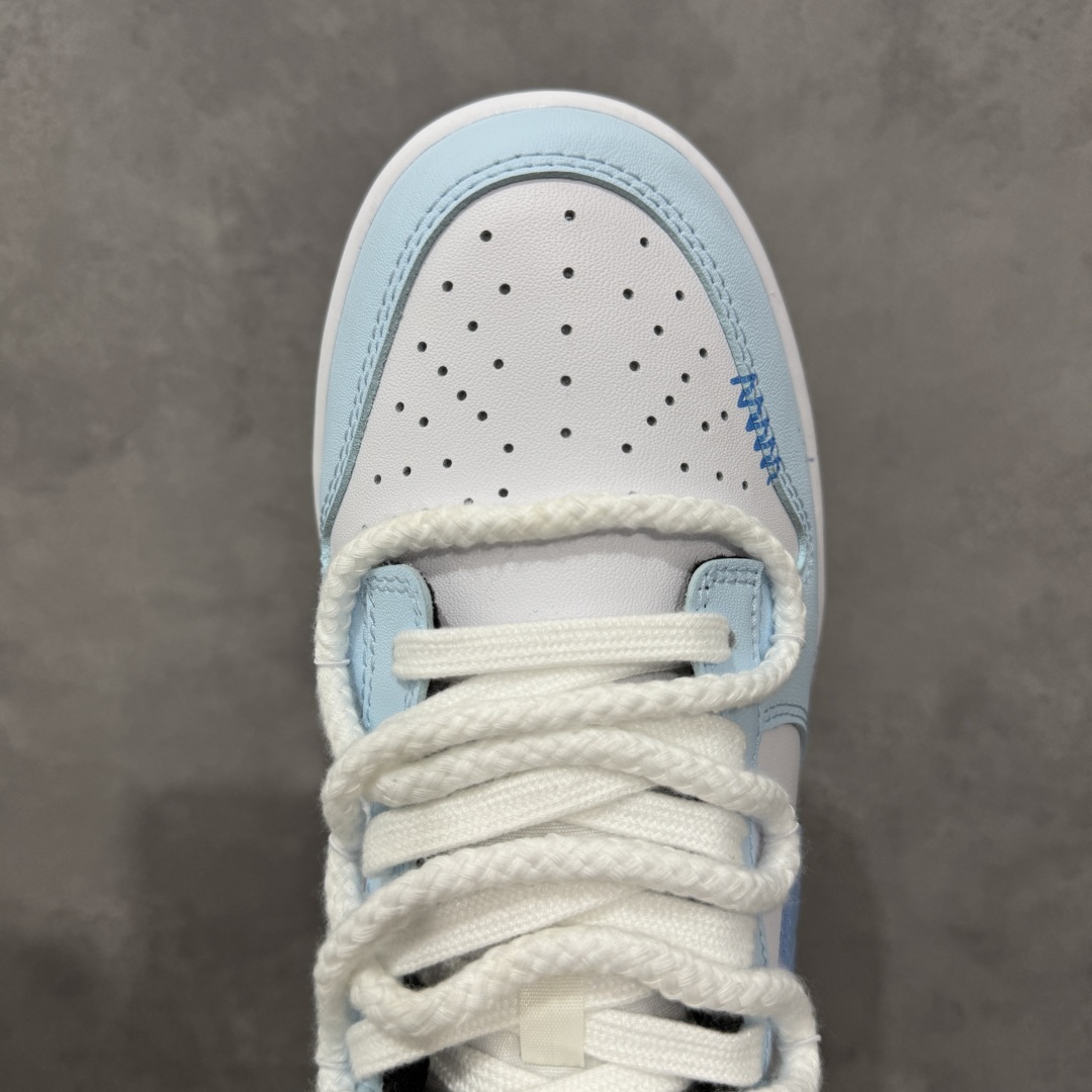 图片[5]-【YC纯原】Nike Dunk Low 星辰大海 蓝白 此款鞋身采用纯白皮革打造，浅蓝白渐变如海天交界，自带清爽滤镜。雾霾蓝颜料点从鞋头溅射至后跟，密度渐变如星系尘埃。后跟压印星芒涂鸦点缀，用闪光态度宣告存在感。经典熊猫底撞色设计，洒落不规则白斑点，模拟星空噪点，完善整体设计。 货号： DD1503-101 尺码： 36 36.5 37.5 38 38.5 39 40 40.5 41 42 42.5 43 44-选品中心