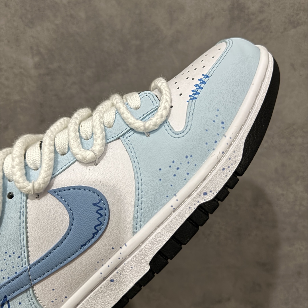 图片[6]-【YC纯原】Nike Dunk Low 星辰大海 蓝白 此款鞋身采用纯白皮革打造，浅蓝白渐变如海天交界，自带清爽滤镜。雾霾蓝颜料点从鞋头溅射至后跟，密度渐变如星系尘埃。后跟压印星芒涂鸦点缀，用闪光态度宣告存在感。经典熊猫底撞色设计，洒落不规则白斑点，模拟星空噪点，完善整体设计。 货号： DD1503-101 尺码： 36 36.5 37.5 38 38.5 39 40 40.5 41 42 42.5 43 44-选品中心