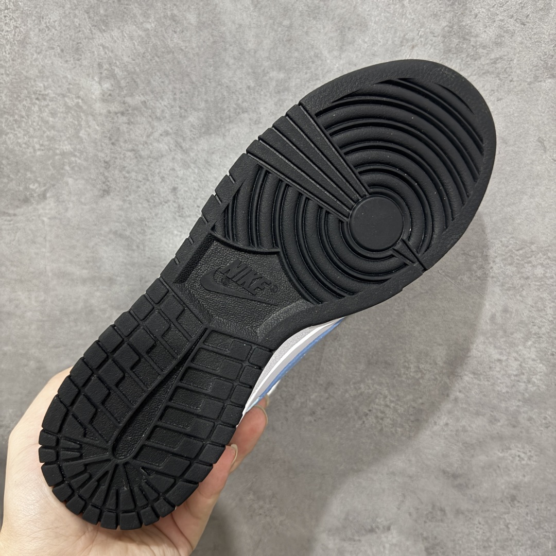 图片[9]-【YC纯原】Nike Dunk Low 星辰大海 蓝白 此款鞋身采用纯白皮革打造，浅蓝白渐变如海天交界，自带清爽滤镜。雾霾蓝颜料点从鞋头溅射至后跟，密度渐变如星系尘埃。后跟压印星芒涂鸦点缀，用闪光态度宣告存在感。经典熊猫底撞色设计，洒落不规则白斑点，模拟星空噪点，完善整体设计。 货号： DD1503-101 尺码： 36 36.5 37.5 38 38.5 39 40 40.5 41 42 42.5 43 44-选品中心