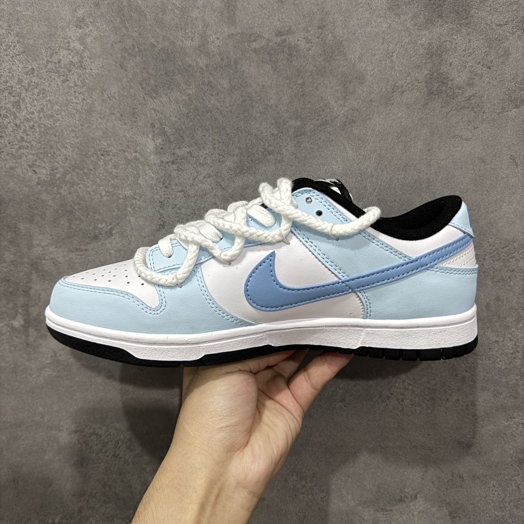 图片[2]-【YC纯原】Nike Dunk Low 星辰大海 蓝白 此款鞋身采用纯白皮革打造，浅蓝白渐变如海天交界，自带清爽滤镜。雾霾蓝颜料点从鞋头溅射至后跟，密度渐变如星系尘埃。后跟压印星芒涂鸦点缀，用闪光态度宣告存在感。经典熊猫底撞色设计，洒落不规则白斑点，模拟星空噪点，完善整体设计。 货号： DD1503-101 尺码： 36 36.5 37.5 38 38.5 39 40 40.5 41 42 42.5 43 44-选品中心