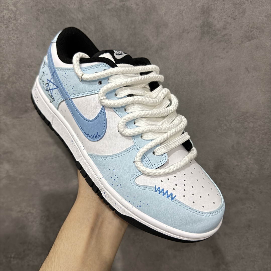 图片[3]-【YC纯原】Nike Dunk Low 星辰大海 蓝白 此款鞋身采用纯白皮革打造，浅蓝白渐变如海天交界，自带清爽滤镜。雾霾蓝颜料点从鞋头溅射至后跟，密度渐变如星系尘埃。后跟压印星芒涂鸦点缀，用闪光态度宣告存在感。经典熊猫底撞色设计，洒落不规则白斑点，模拟星空噪点，完善整体设计。 货号： DD1503-101 尺码： 36 36.5 37.5 38 38.5 39 40 40.5 41 42 42.5 43 44-选品中心